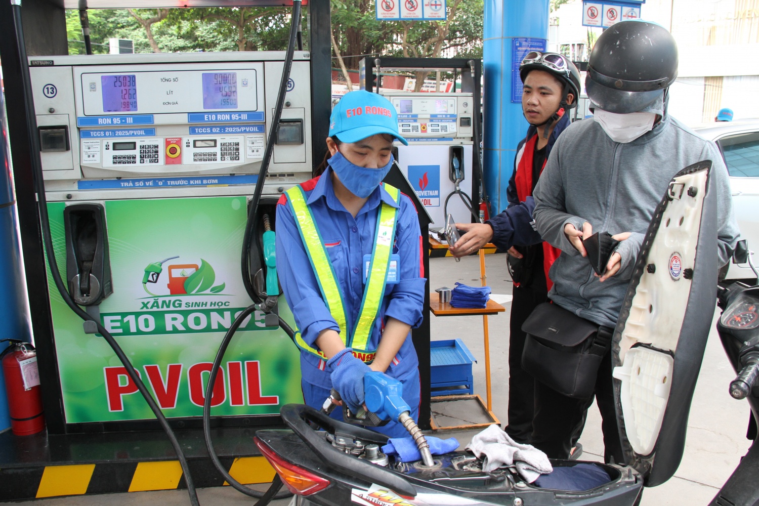 Ông Đào Duy Anh: Tổng lượng xăng E10 tiêu thụ trên toàn quốc đạt 290 triệu lít (Ảnh: Người dân đổ xăng e10 tại cửa hàng xăng dầu Thái Thịnh ( Hà Nội)